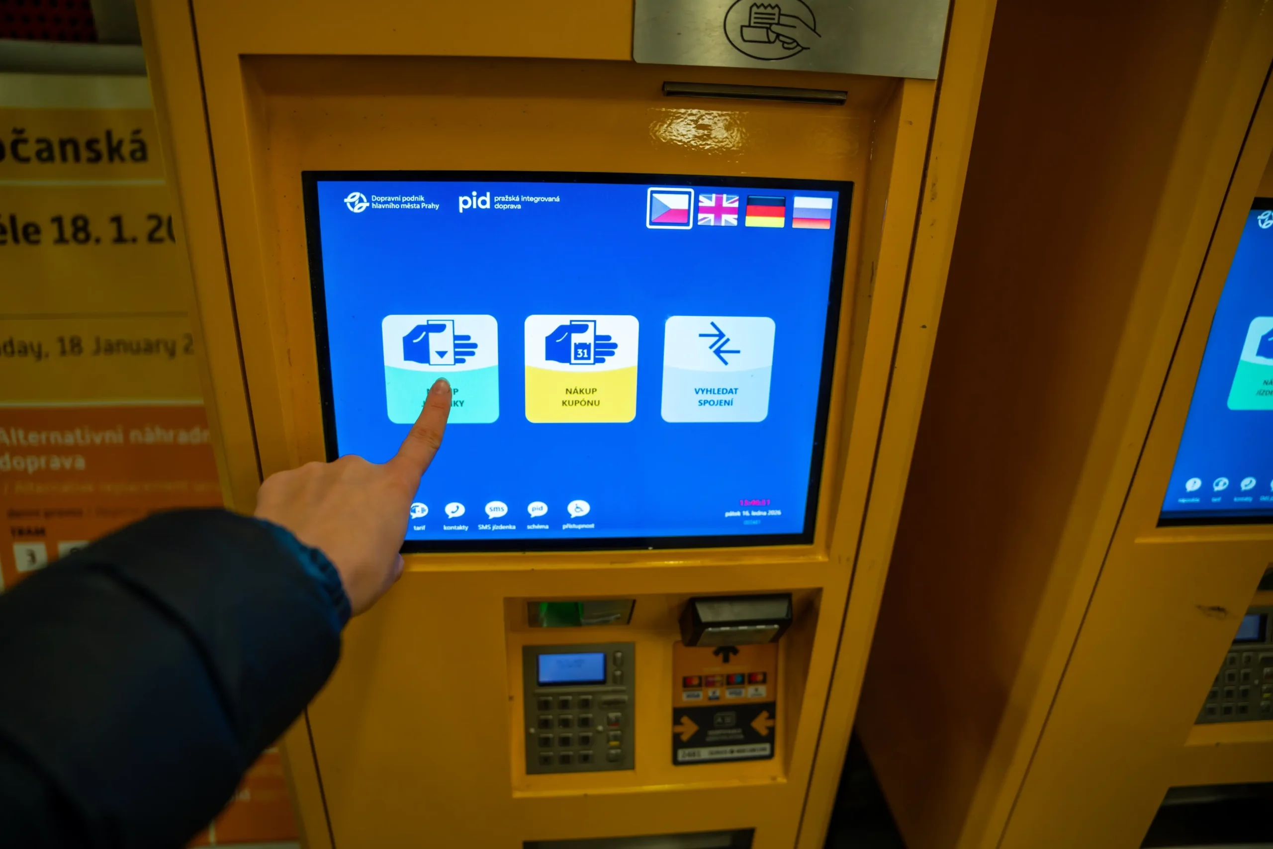 shutterstock_2813240685-2 | TVGURU.cz Automat na nákup jízdenek