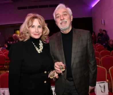 muž se ženou vedle sebe se sklenkou v ruce
