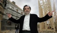 Dušan Klein stojí v ateliérech Ulice.