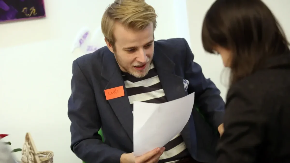 Ladislav Zibura v ruce drží papír.