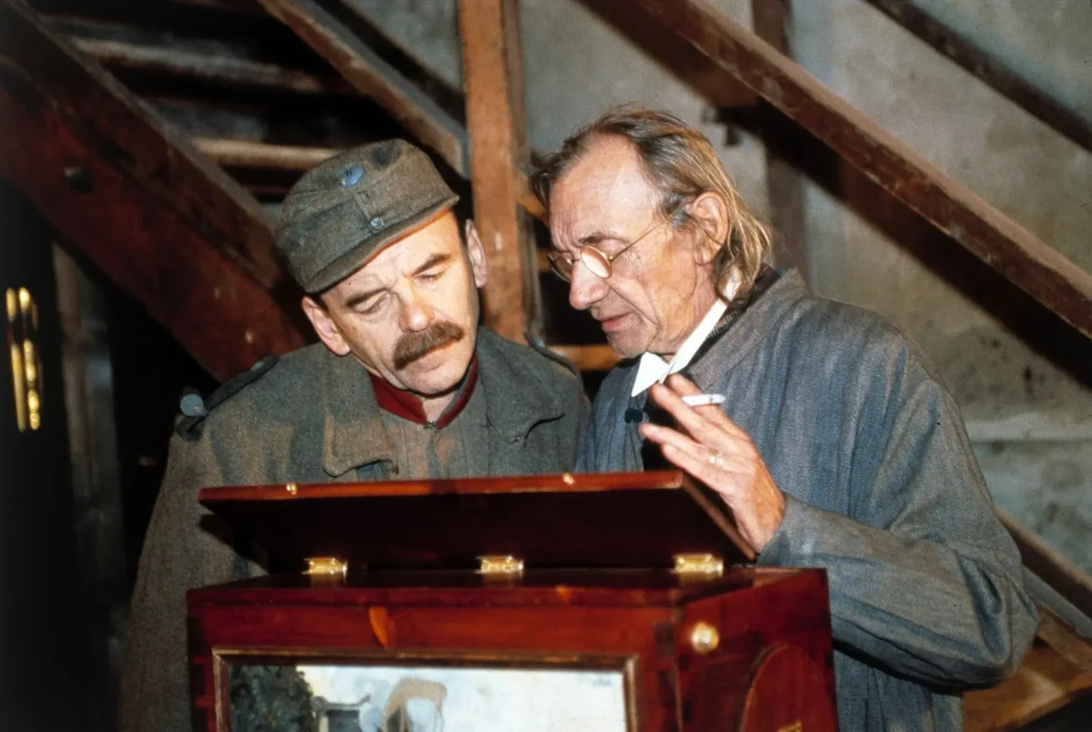 profimedia-0699477440 | TVGURU.cz Josef Kemr v ruce drží cigaretu a stojí vedle muže.