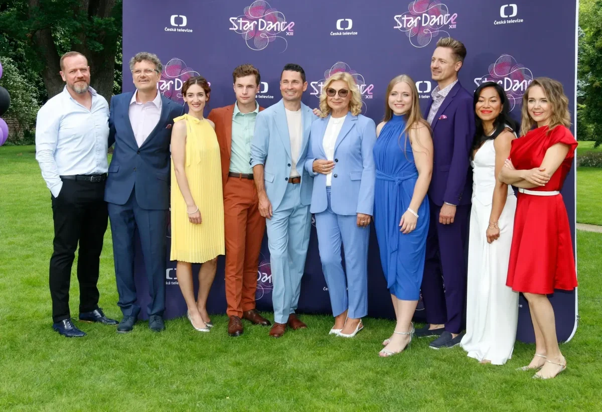 Soutěžící StarDance 2024 stojí vedle sebe.