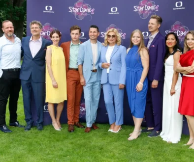 Soutěžící StarDance 2024 stojí vedle sebe.