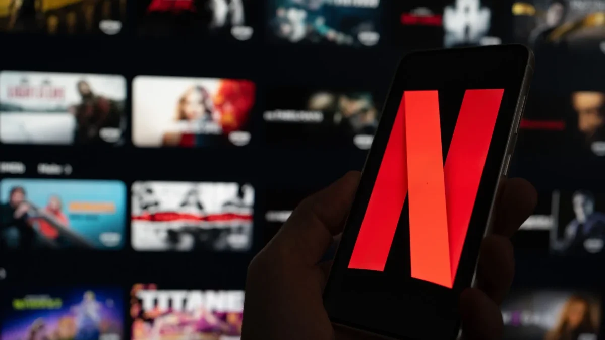 Na mobilu je logo Netflixu.