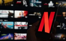 Na mobilu je logo Netflixu.