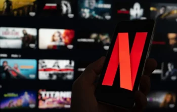 Na mobilu je logo Netflixu.