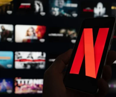 Na mobilu je logo Netflixu.