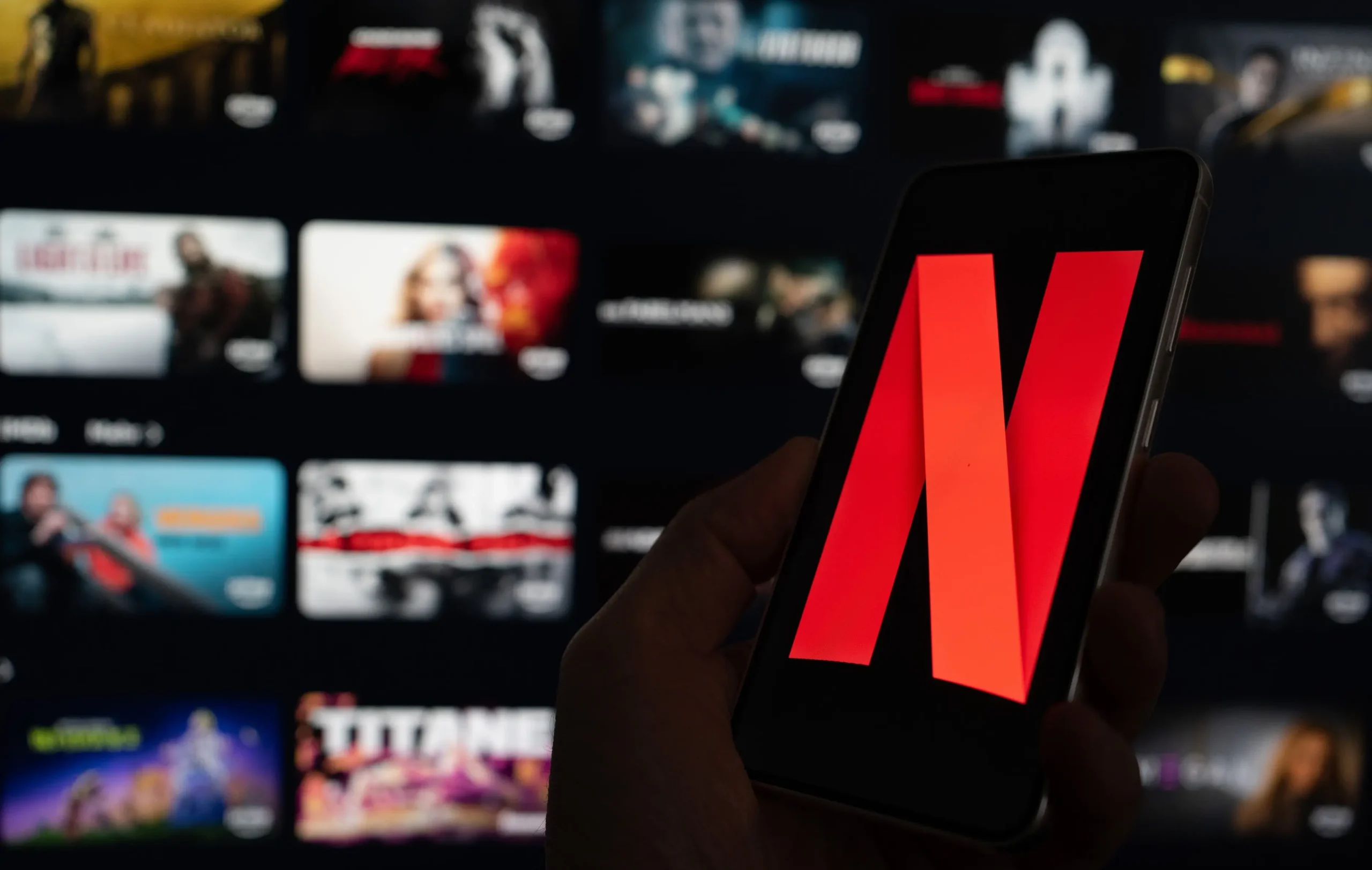 Na mobilu je logo Netflixu.