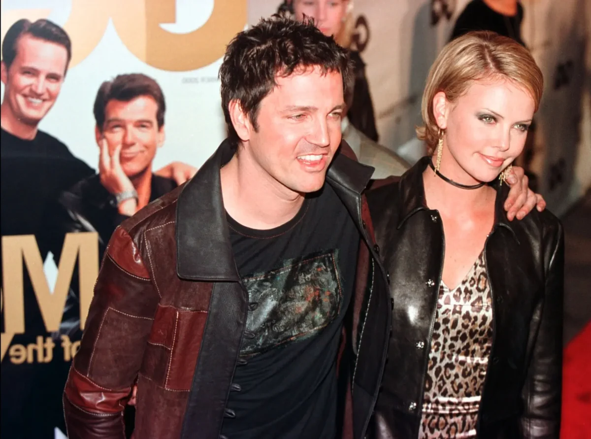 Koženou bundu miluje například herečka Charlize Theronová. Zdroj: Shutterstock | TVGURU.cz Muž a žena v kožených bundách