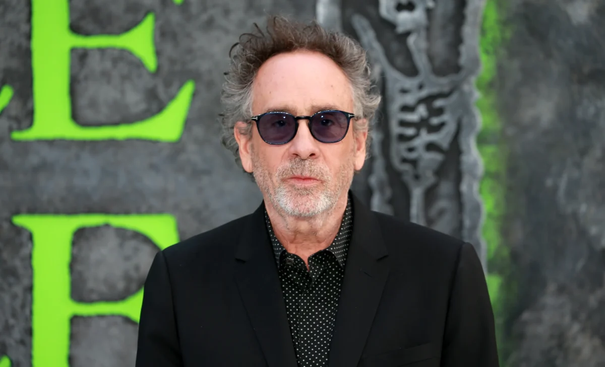 Tim Burton na premiéře filmu Beetlejuice Beetlejuice, který nabídne Nova v halloweenském vysílání, zdroj: Shutterstock | TVGURU.cz Výtvarník a režisér Tim Burton na premiéře svého filmu Beetlejuice Beetlejuice