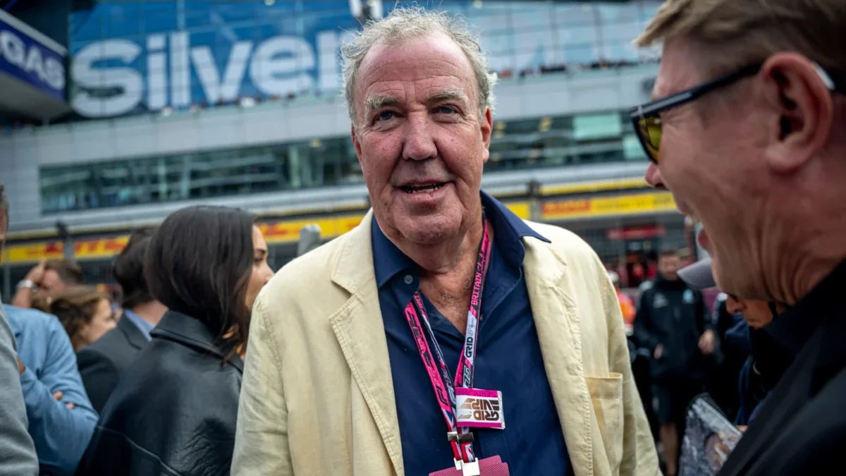 Jeremy Clarkson má kolem krku visačku.