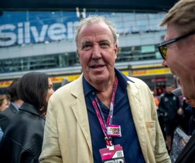 Jeremy Clarkson má kolem krku visačku.