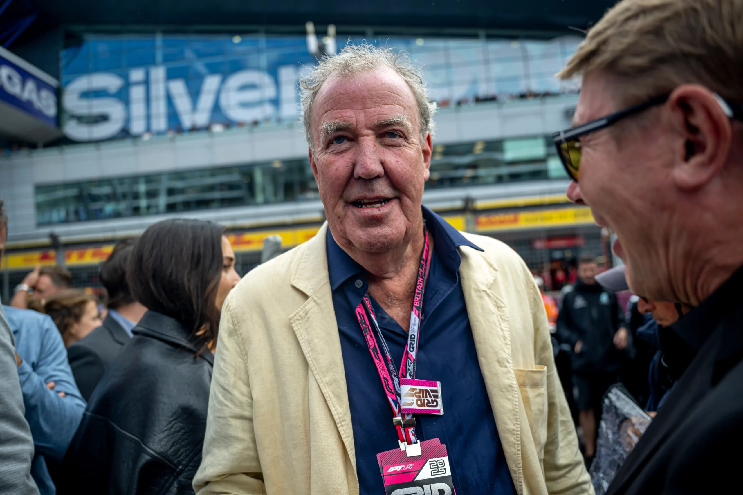 Jeremy Clarkson má kolem krku visačku.