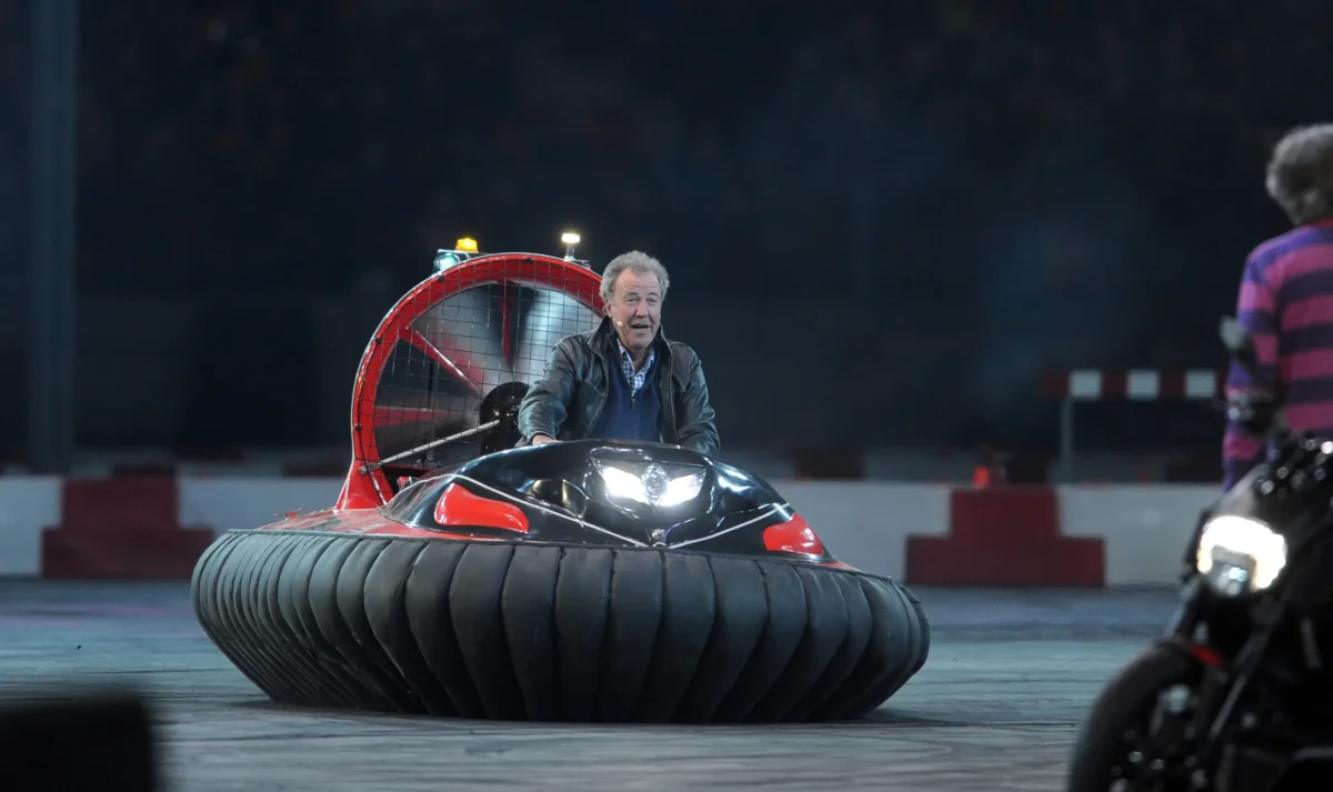 Jeremy Clarkson jede v autě.