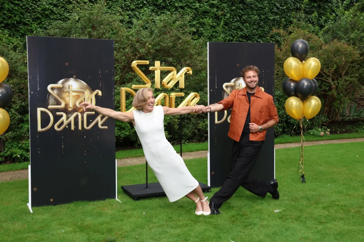 V nové show by se měli představit jen profesionální tanečníci. Zdroj: Profimedia | TVGURU.cz Žena v bílých šatech s mužem před cedulí Star Dance.