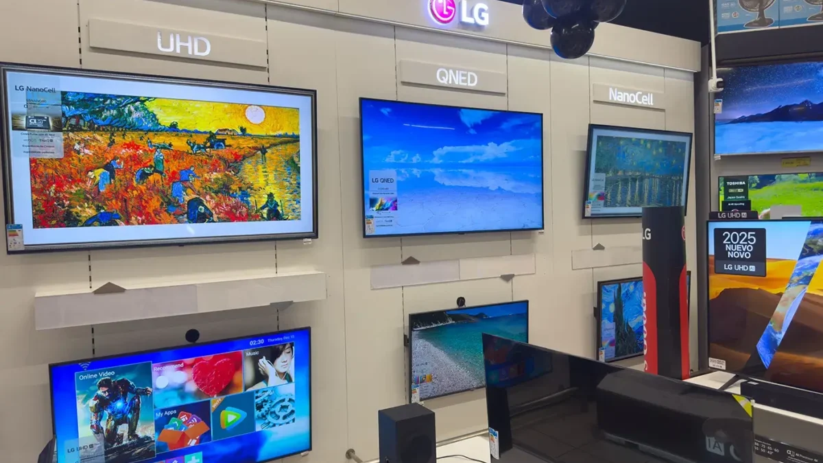 Obchod s chytrými nástěnnými televizemi, na kterých jsou spuštěné různé programy