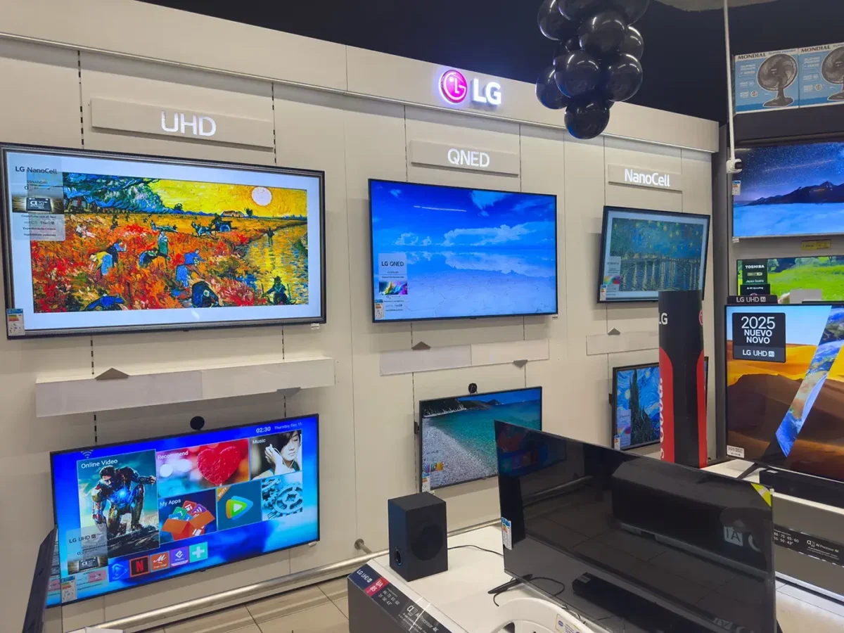 Obchod s chytrými nástěnnými televizemi, na kterých jsou spuštěné různé programy
