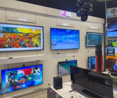 Obchod s chytrými nástěnnými televizemi, na kterých jsou spuštěné různé programy