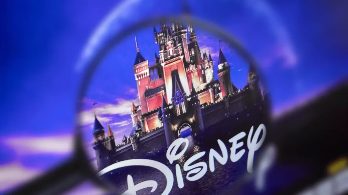 Lupa přibližuje logo Disney.