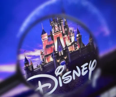 Lupa přibližuje logo Disney.