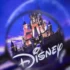 Lupa přibližuje logo Disney.