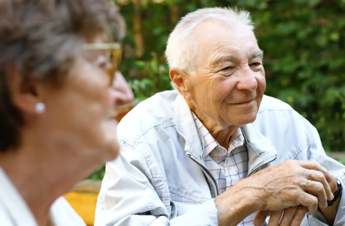 shutterstock_2591003851 1 | TVGURU.cz pár seniorů