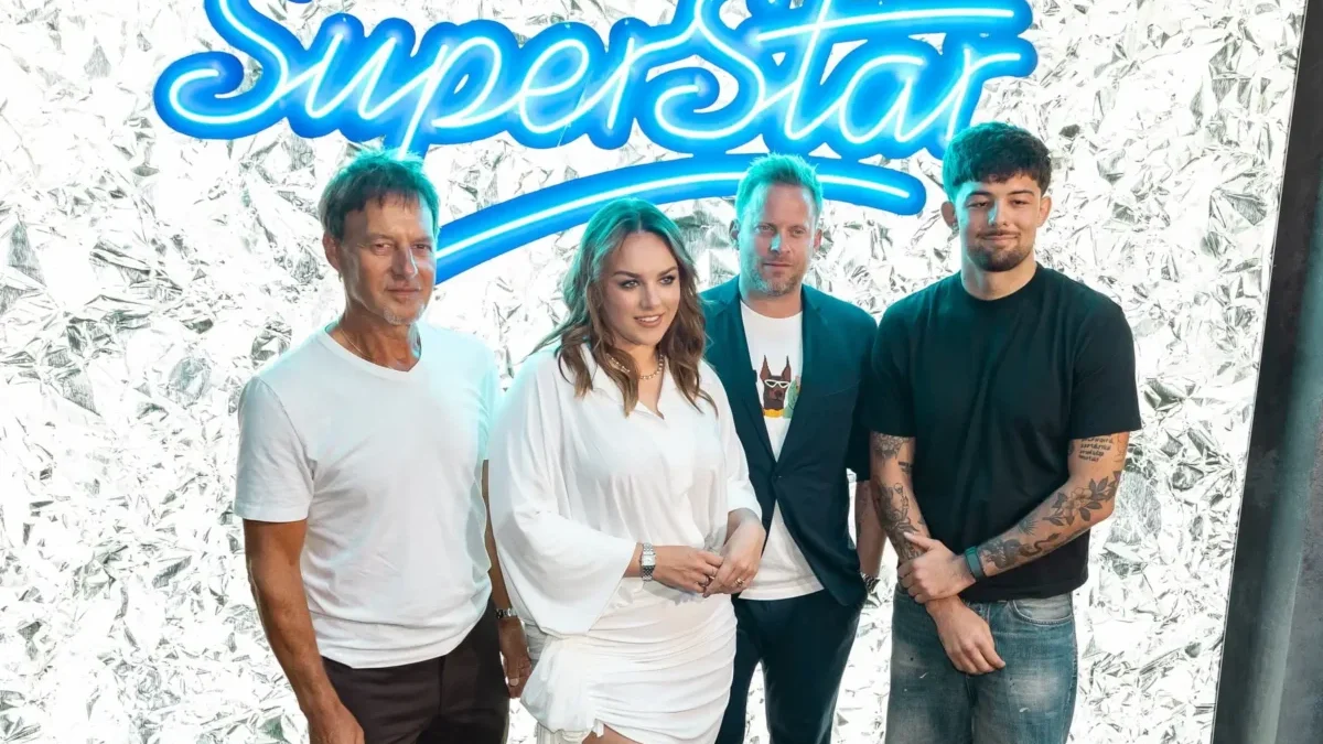 tři muži a jedna žena před logem SuperStar