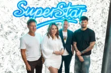 tři muži a jedna žena před logem SuperStar