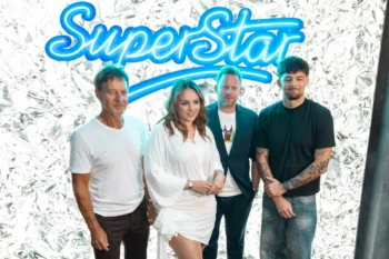 tři muži a jedna žena před logem SuperStar