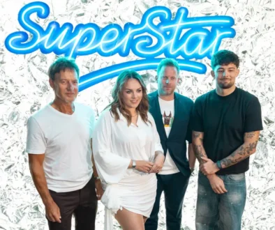 tři muži a jedna žena před logem SuperStar