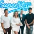 tři muži a jedna žena před logem SuperStar