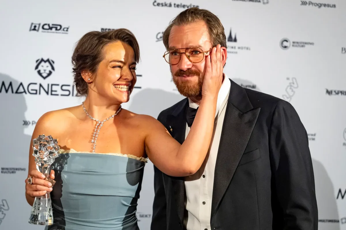 Mimo kamery mají skvěly vztah, jako kriminalisté si k sobě museli najít cestu. Zdroj: Jan Handrejch / Právo / Profimedia | TVGURU.cz Herečka s Českým lvem a kolegou
