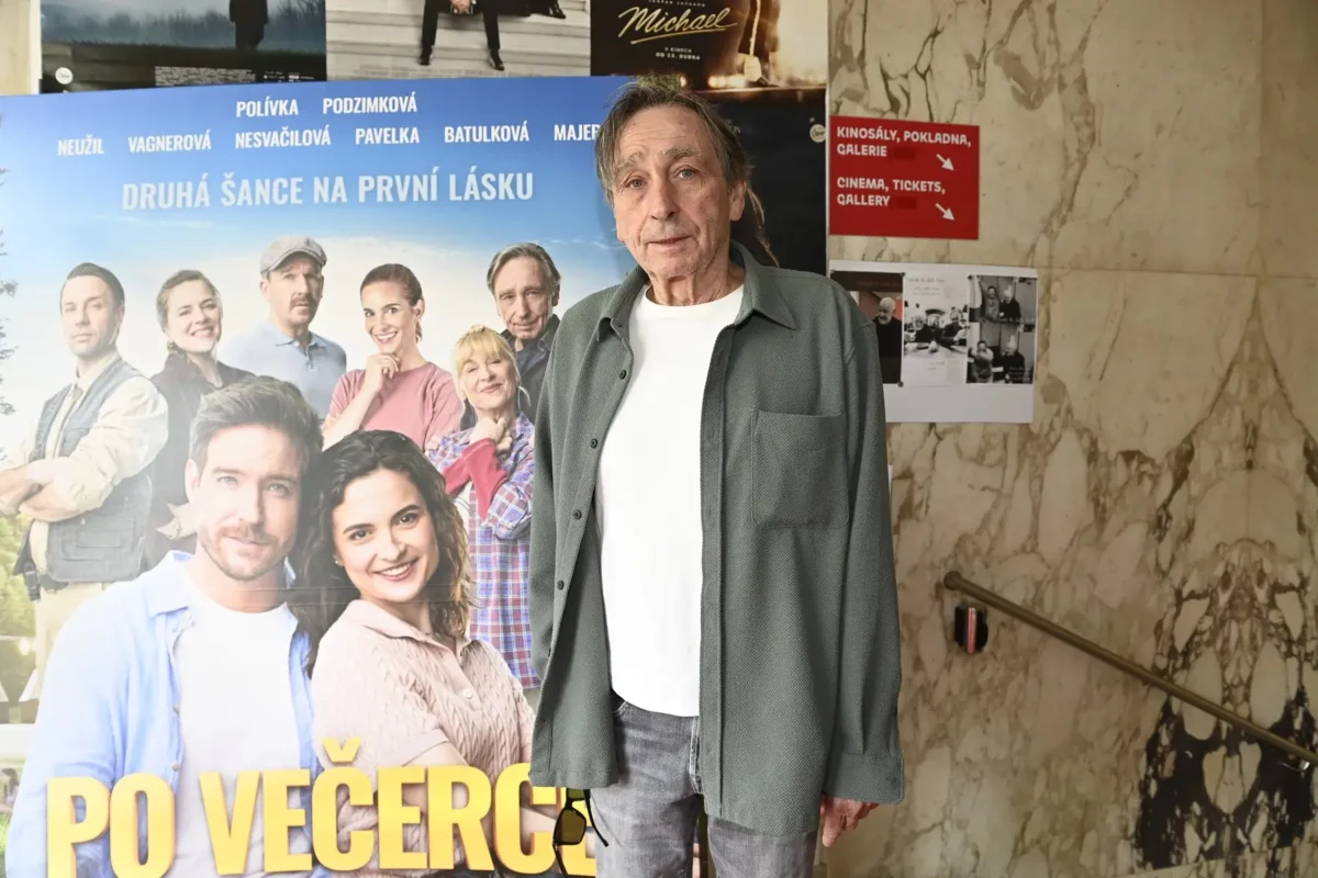 Ne všechny herecké výkony jsou diváky vychvalovány. Zdroj: Profimedia | TVGURU.cz Herec stojící u plakátu s filmem