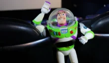 Postavička z Toy Story sedí v kině.