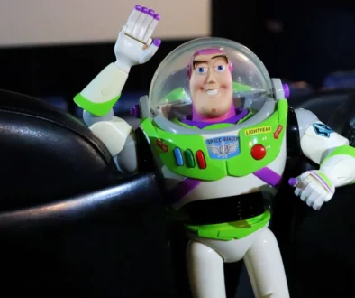 Postavička z Toy Story sedí v kině.