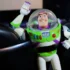 Postavička z Toy Story sedí v kině.