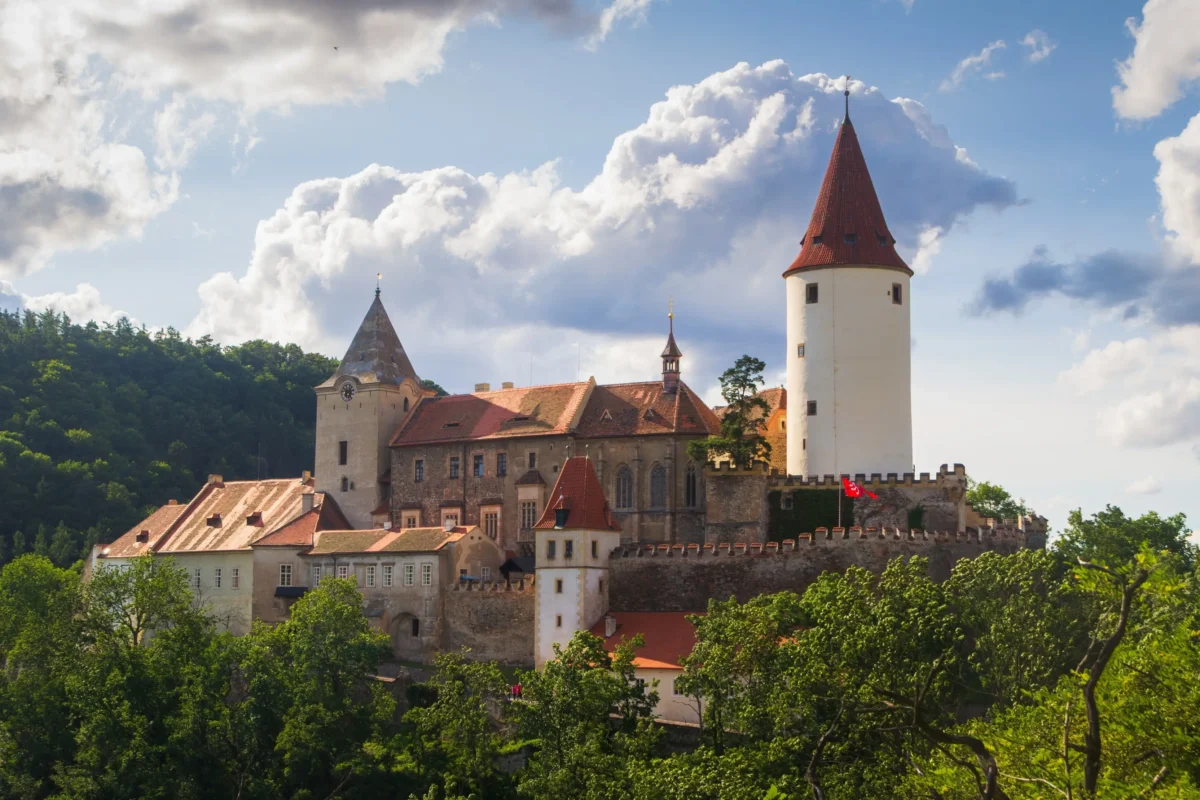 Křivoklát se na podzim opět dostává do hledáčku diváků. Zdroj: Shutterstock | TVGURU.cz Hrad Křivoklát z dálky