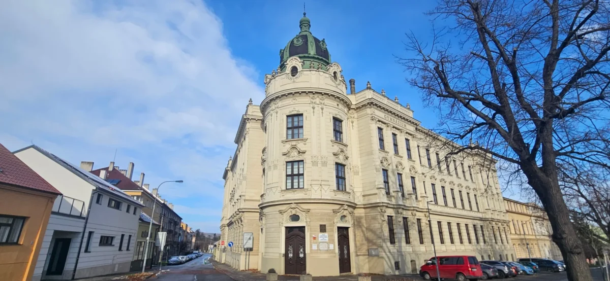 Po návštěvě Vyškova se u jeho videa opět objevily stovky komentářů. Zdroj: Shutterstock | TVGURU.cz Budova ve městě Vyškov