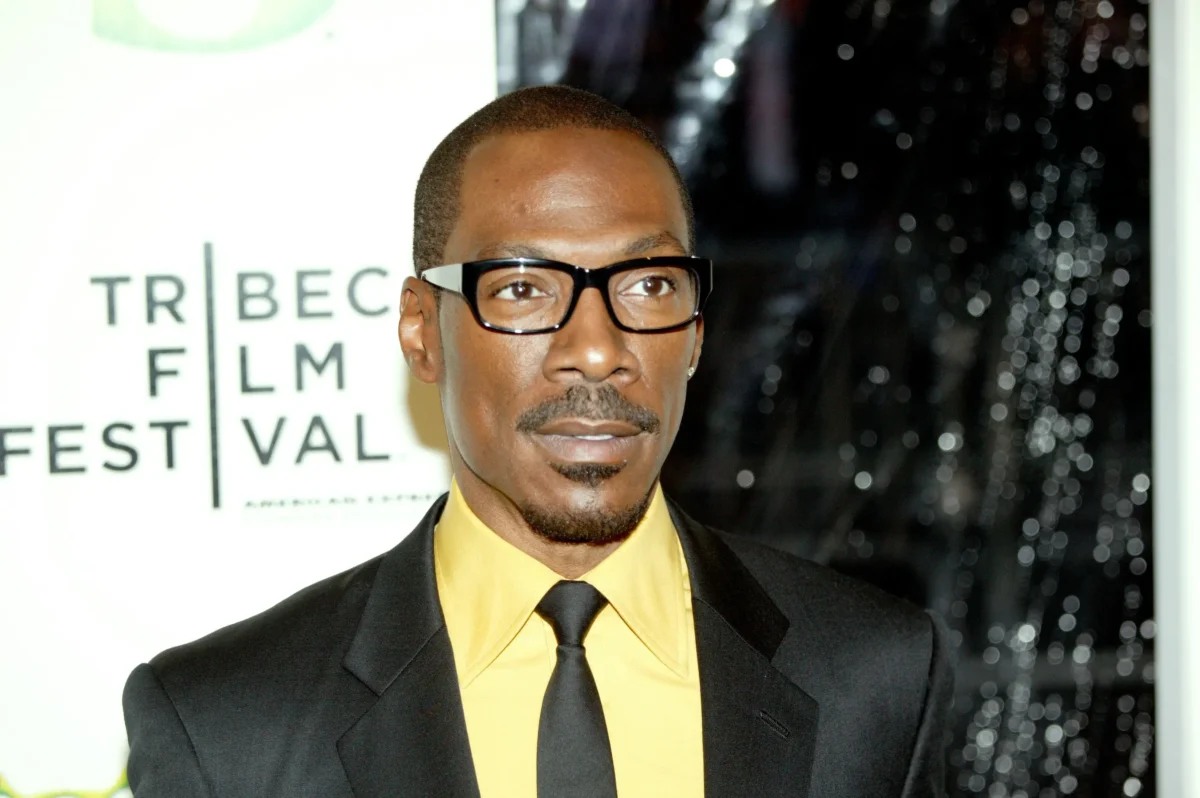 Eddie Murphy v minulosti několikrát mluvil o dabování Oslíka. Zdroj: Shutterstock | TVGURU.cz Eddie Murphy v obleku