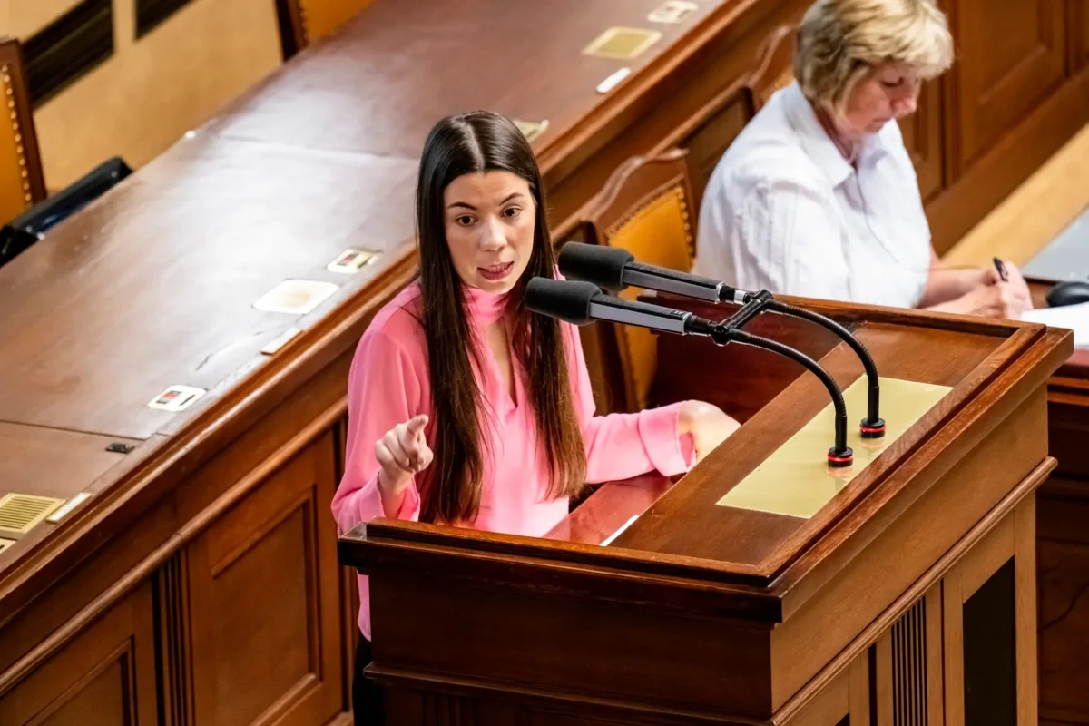 profimedia-1112640477 | TVGURU.cz Kateřina Stojanová mluví do mikrofonu.