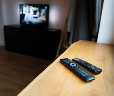 Na parapetu leží ovladače od TV.