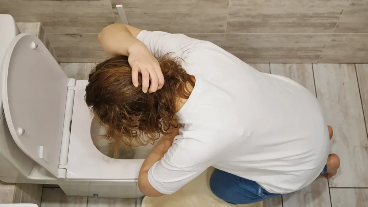 žena zvrací do záchodu