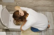 žena zvrací do záchodu