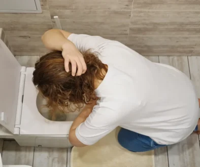 žena zvrací do záchodu