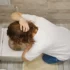 žena zvrací do záchodu