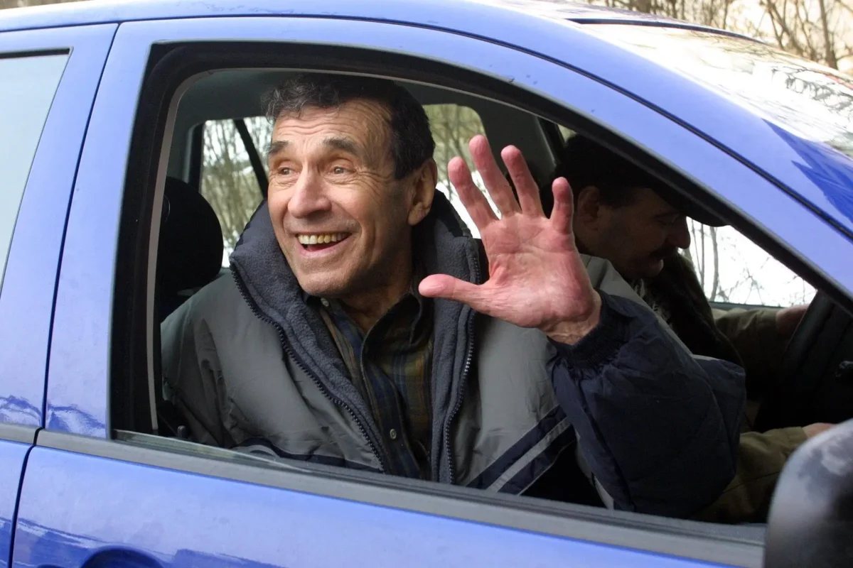 František Peterka mává z auta.