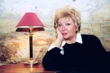 Alena Vránová sedí u lampy.