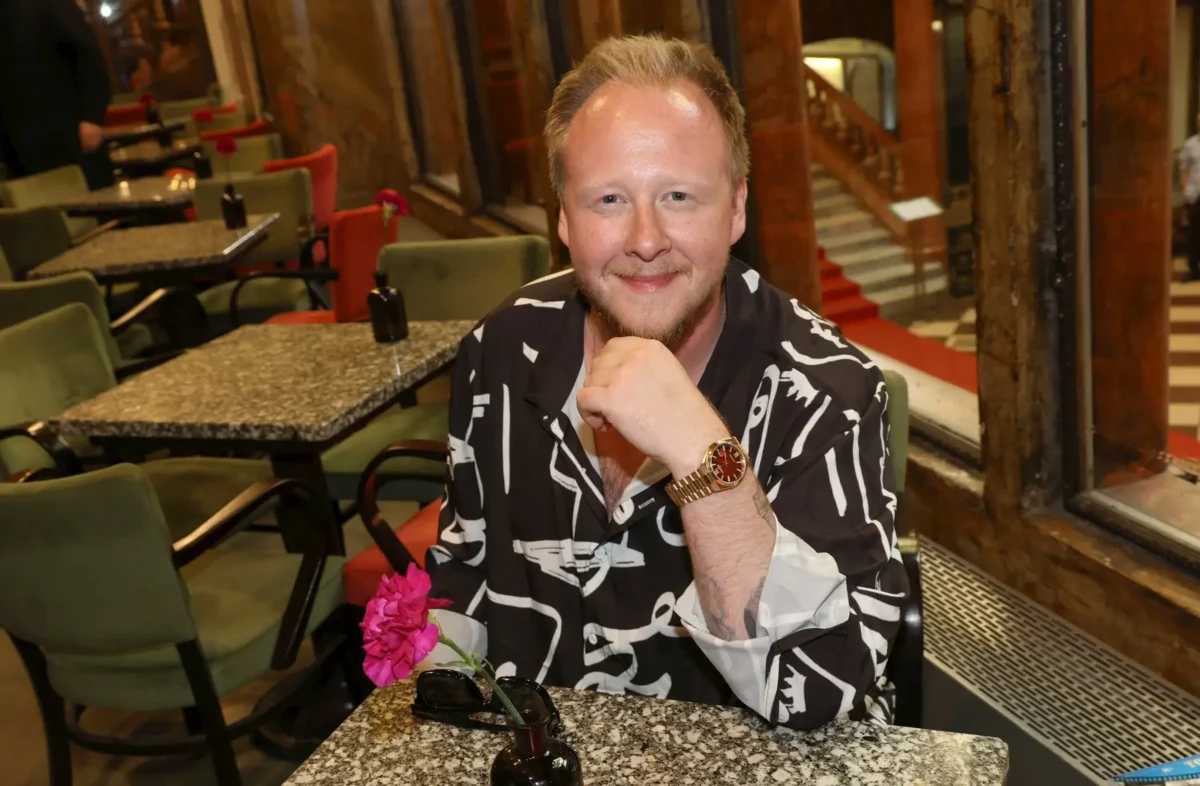 profimedia-1033945762 | TVGURU.cz Štěpán Kozub sedí u stolu.