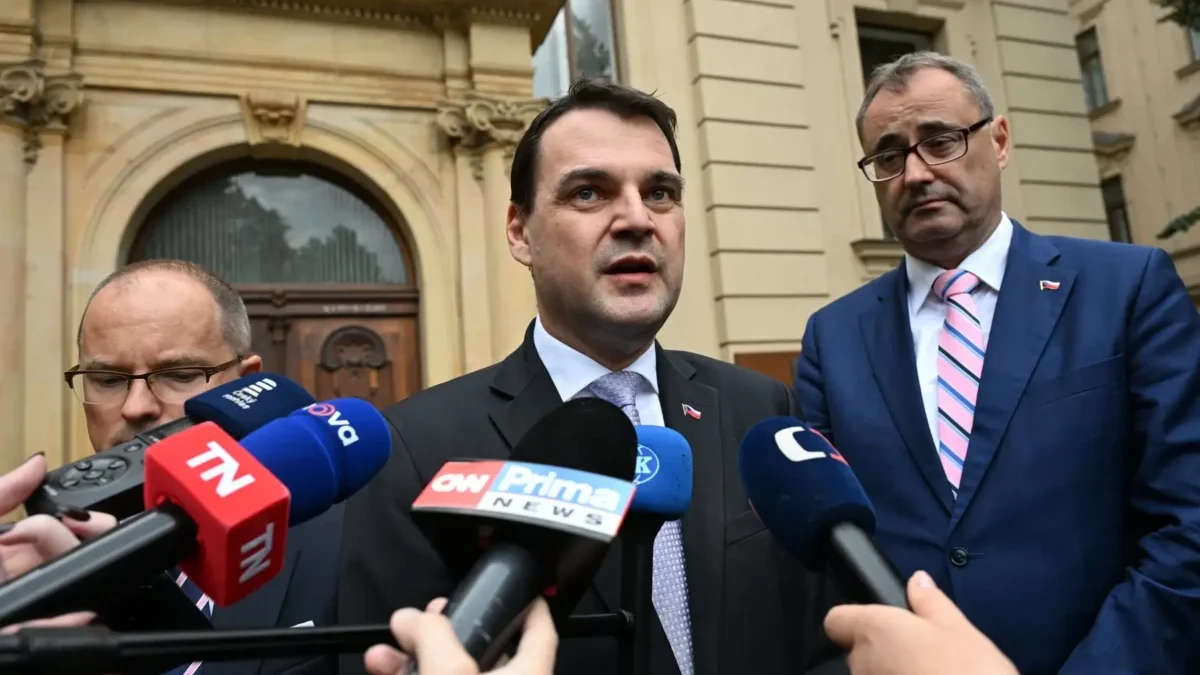 Petr Macinka mluví do mikrofonů.
