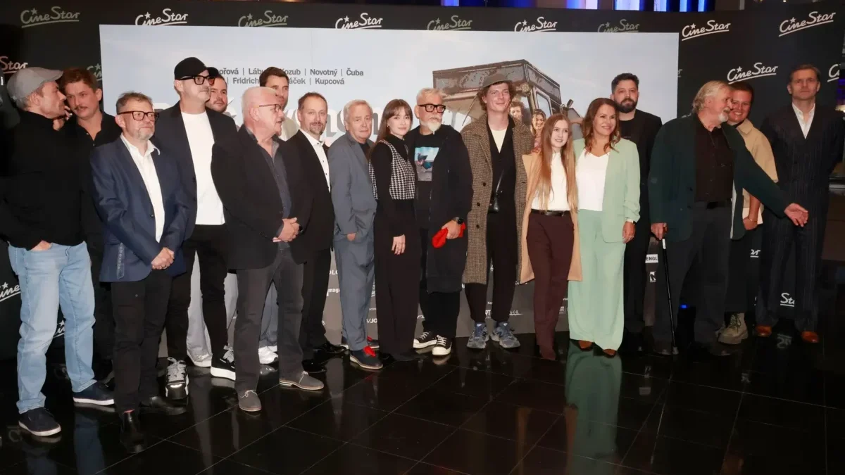 Herci stojí vedle sebe na premiéře filmu Proč bychom se nezabili